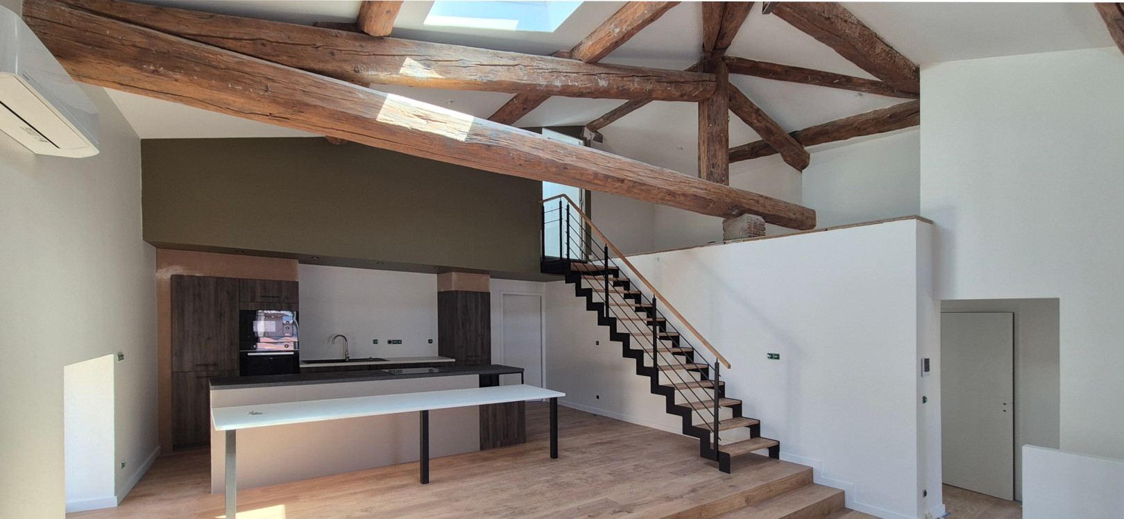 
                                                Vente
                                                 Maison de village de 147 m² habitable 4ch + bureau + garage double de 44 m²
