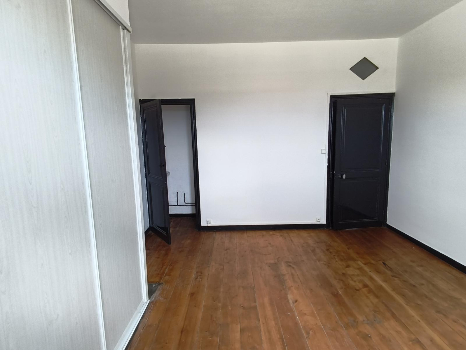 
                                                Location
                                                 Maison de ville