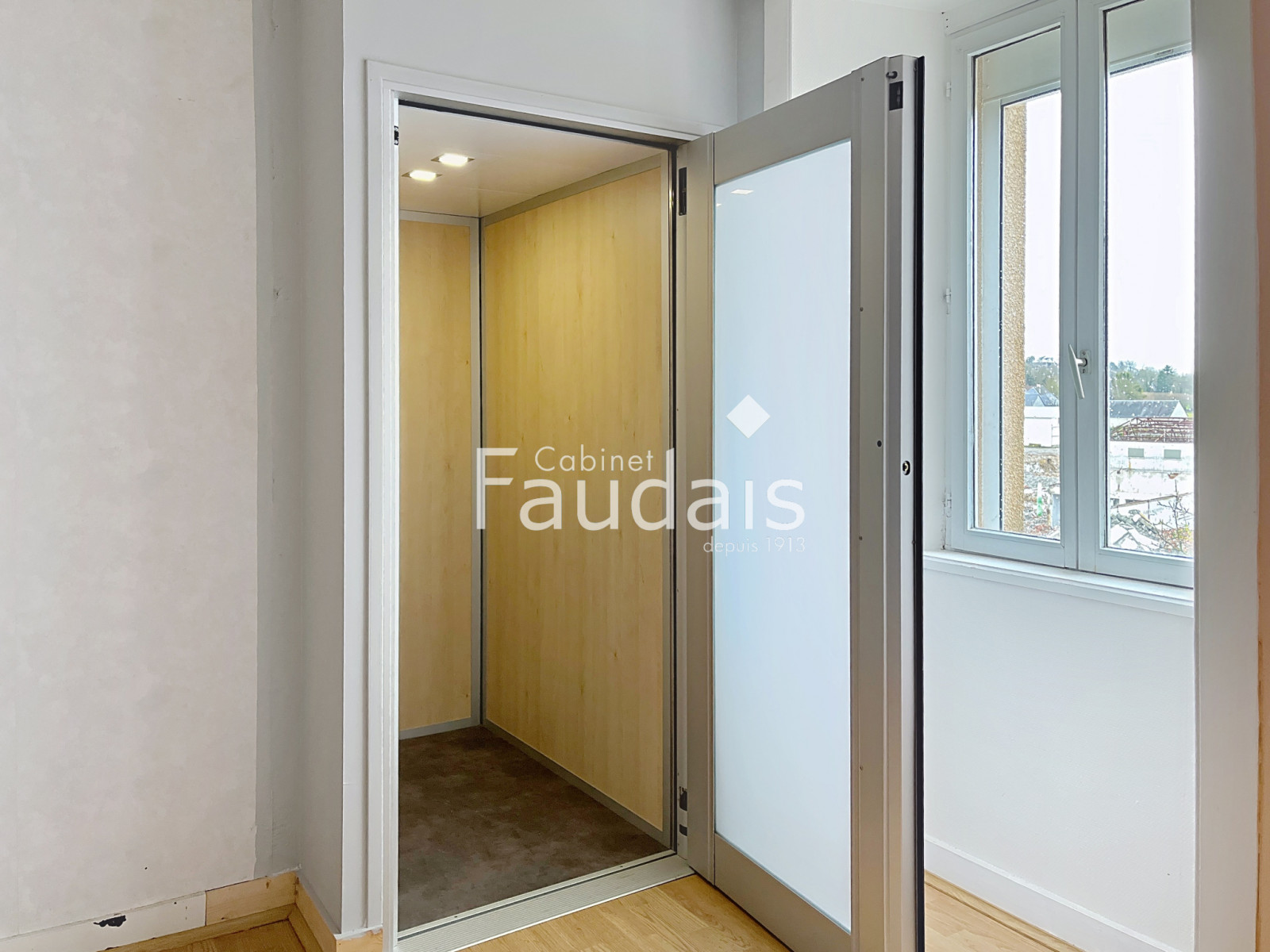 
                                                Vente
                                                 Maison de ville avec ascenseur, garage et jardin, à vendre a