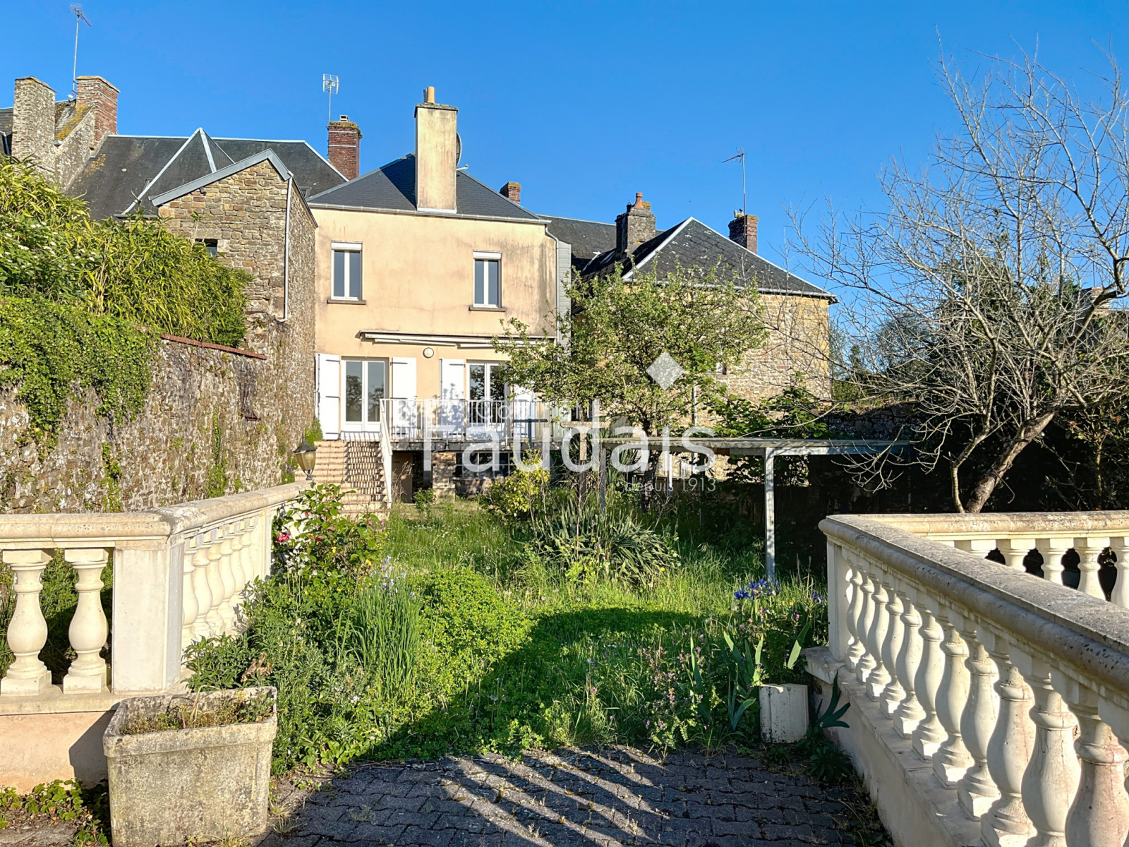 
                                                Vente
                                                 Maison de ville avec ascenseur, garage et jardin, à vendre a