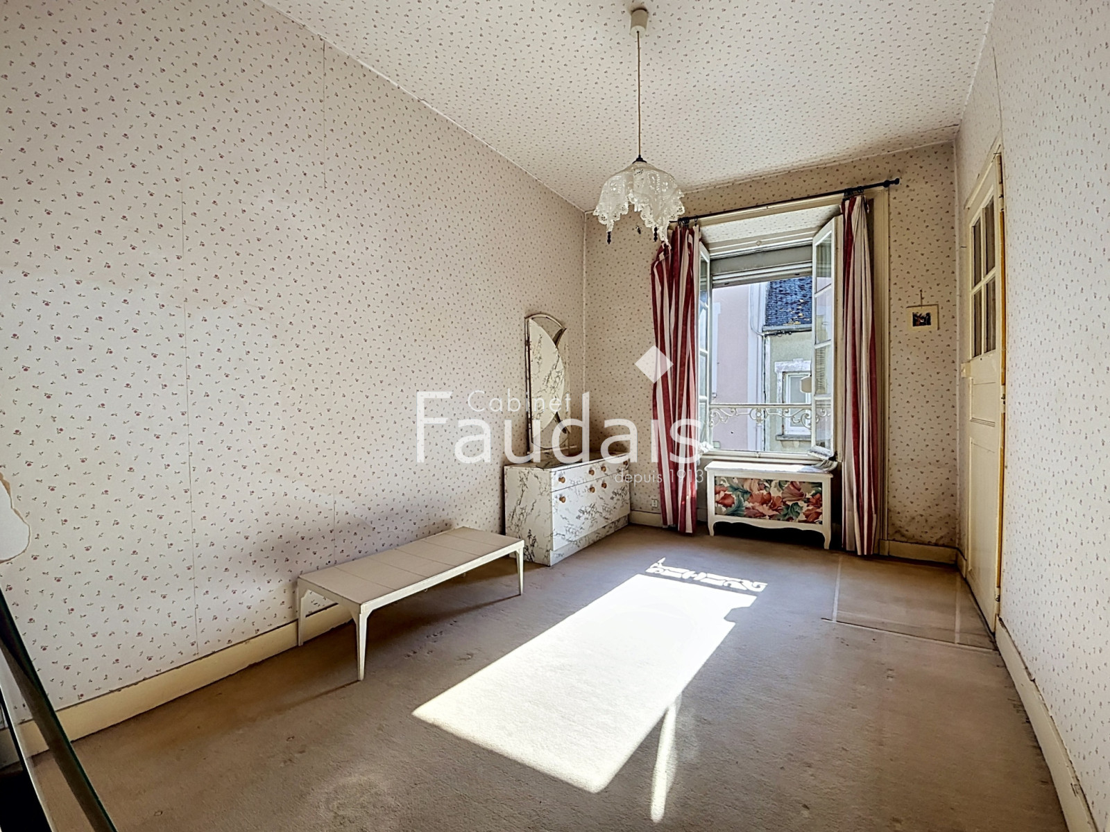 
                                                Vente
                                                 Maison de ville    Beau potentiel à rénover