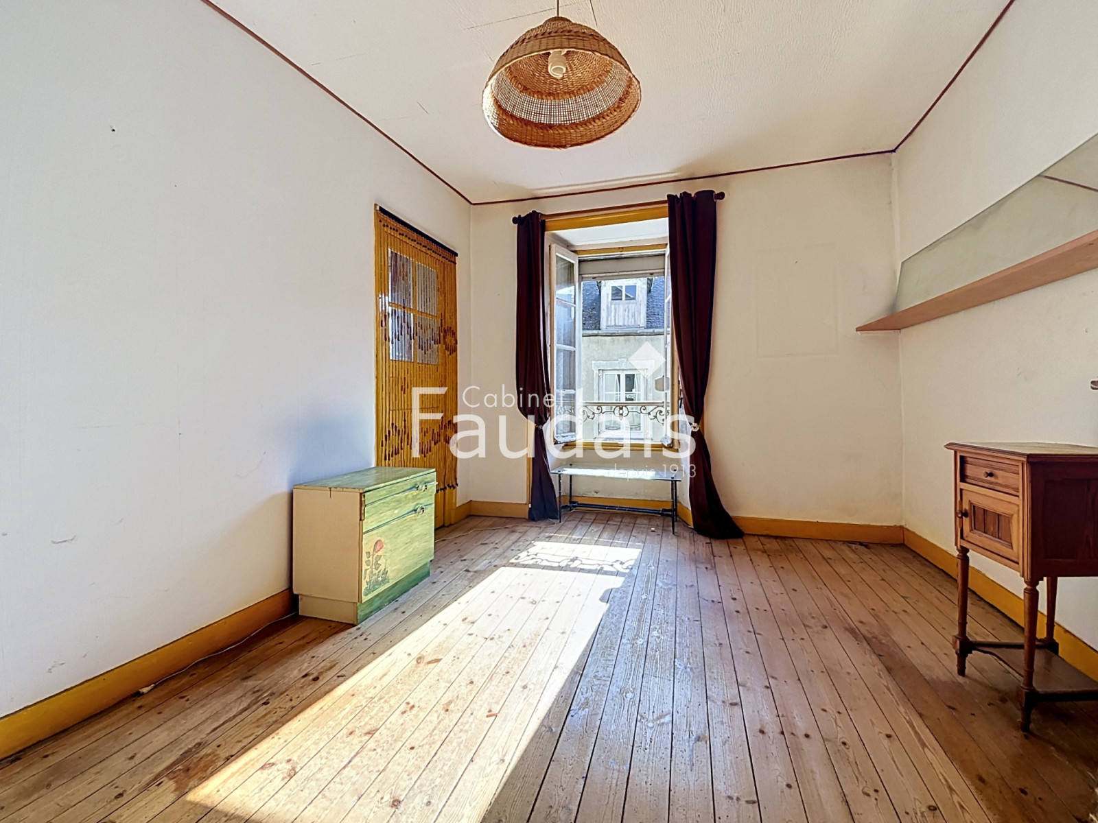 
                                                Vente
                                                 Maison de ville    Beau potentiel à rénover