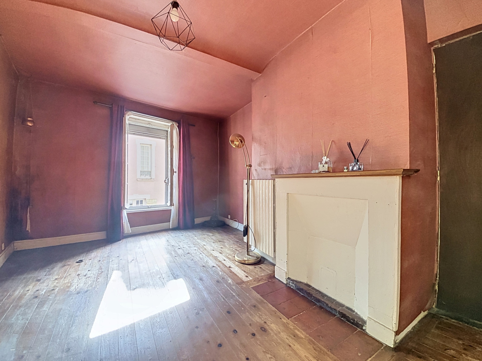
                                                Vente
                                                 Maison de ville    Beau potentiel à rénover