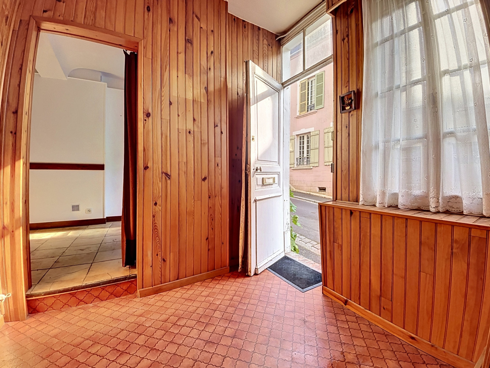 
                                                Vente
                                                 Maison de ville    Beau potentiel à rénover