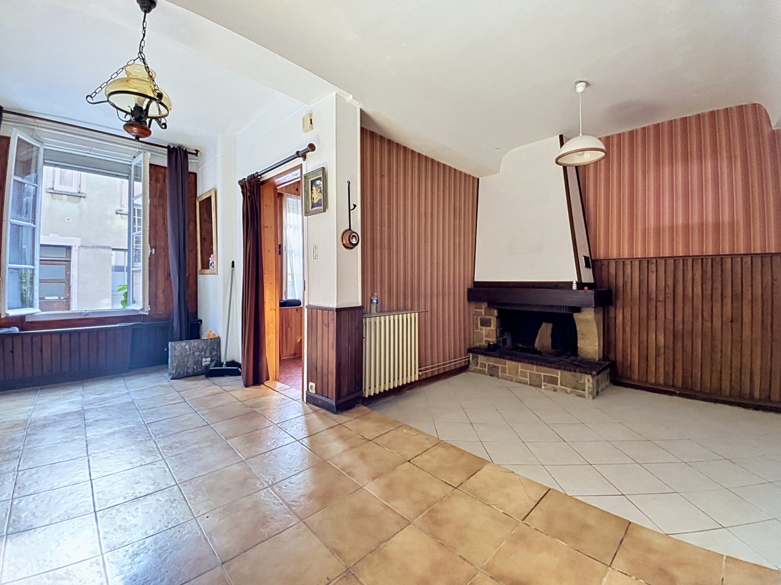 
                                                Vente
                                                 Maison de ville    Beau potentiel à rénover