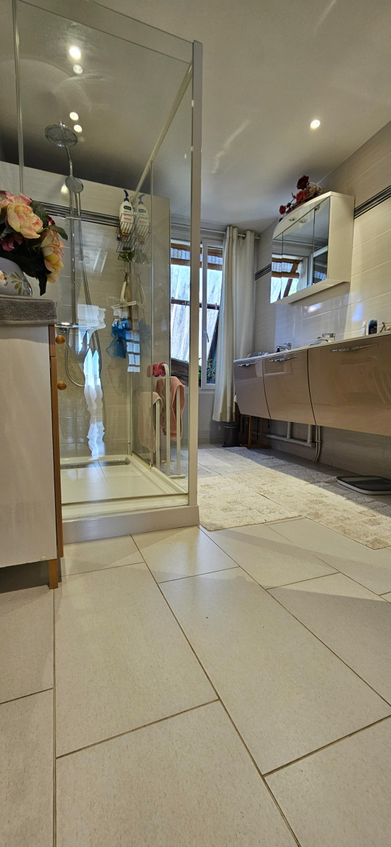
                                                Vente
                                                 Maison de ville de 120m² avec cave et garage