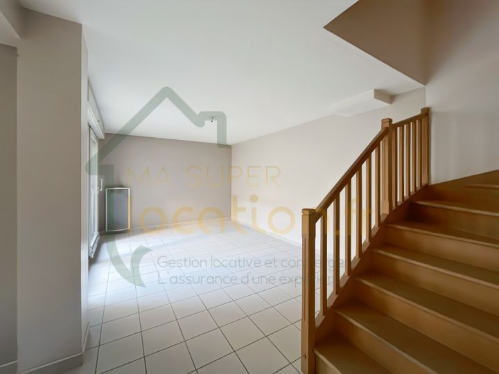 
                                                Location
                                                 Maison de ville de 5 chambres, proches des commodités