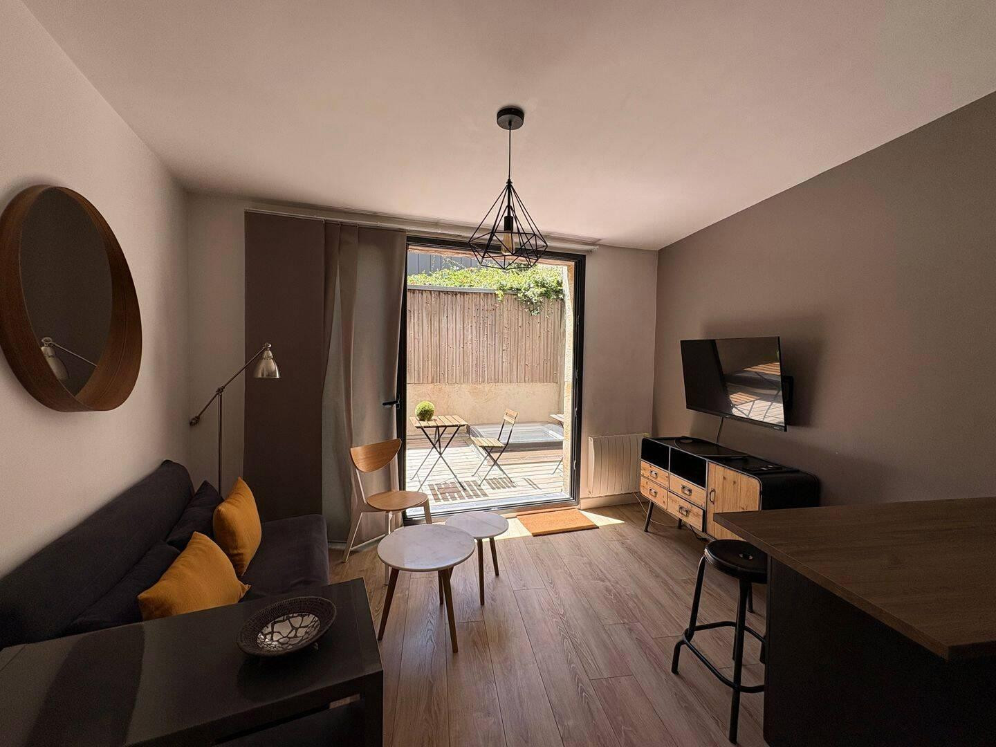 
                                                Location
                                                 Maison de ville meublée, quartier Fondaudège