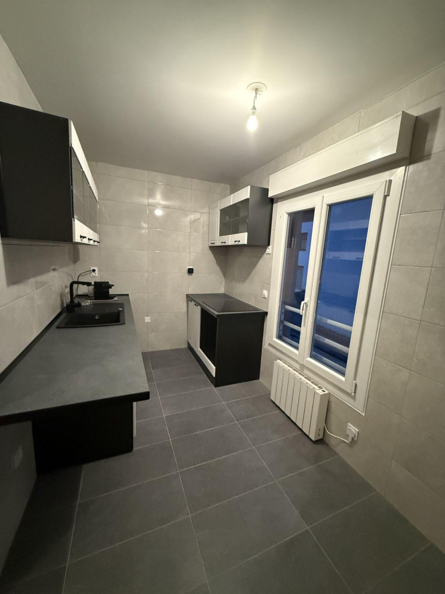 
                                                Location
                                                 Maison de ville rénovée /calme /proche La Défense