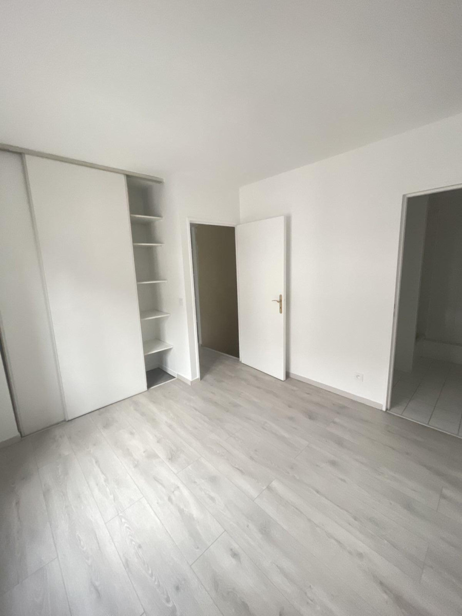 
                                                Location
                                                 Maison de ville rénovée /calme /proche La Défense