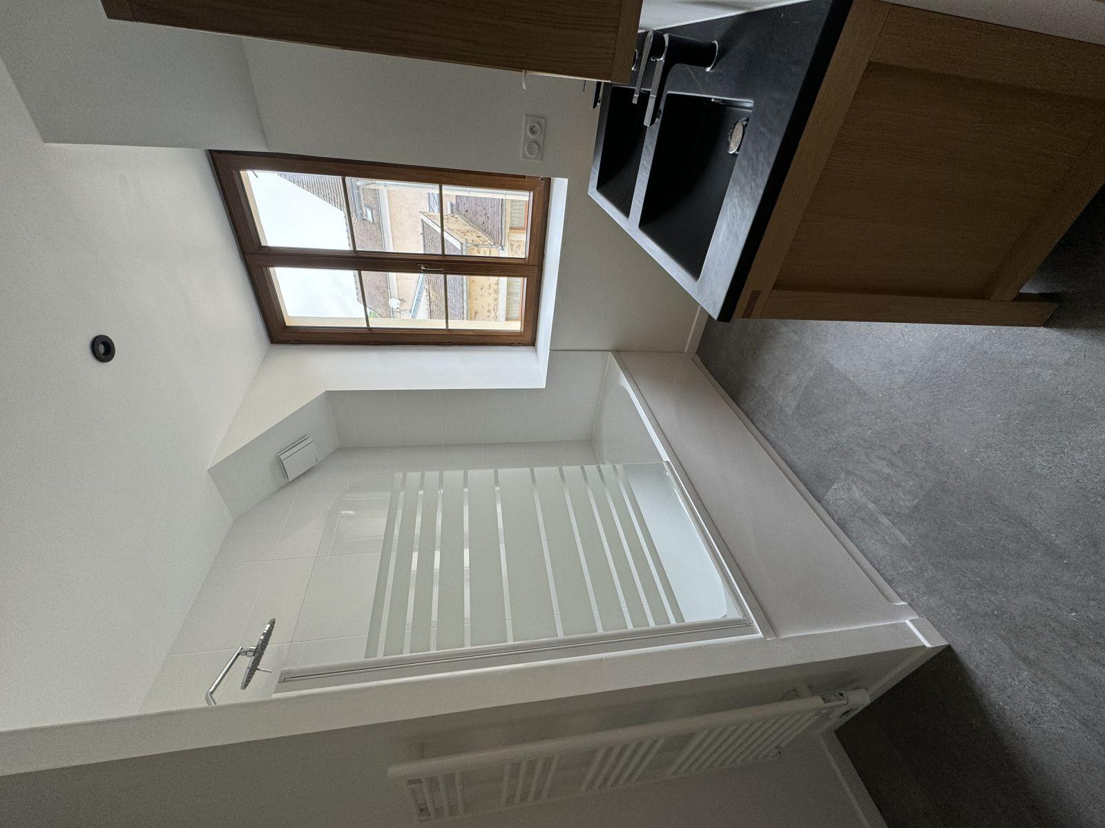 
                                                Location
                                                 Maison de ville rénovée - Centre-ville Chamarande