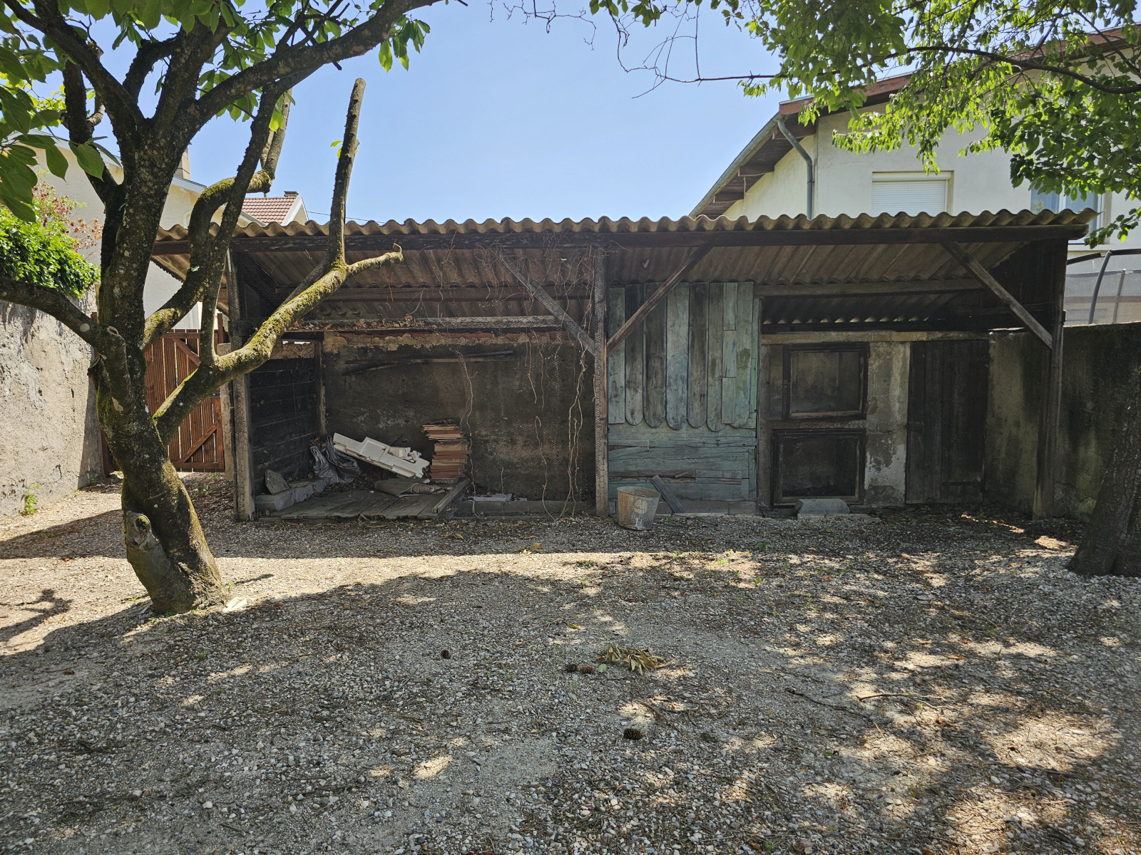 
                                                Location
                                                 Maison de ville T4, surface au sol 92.83m² avec jardin. Calme et commodités à proximité.