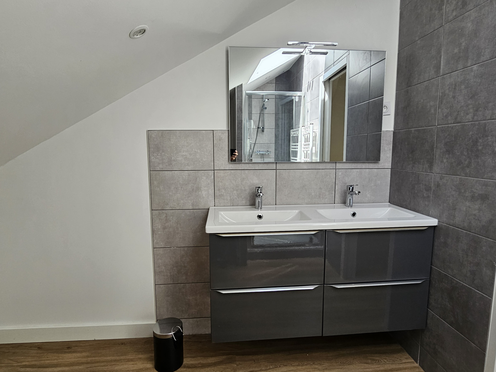 
                                                Location
                                                 Maison de ville T4, surface au sol 92.83m² avec jardin. Calme et commodités à proximité.