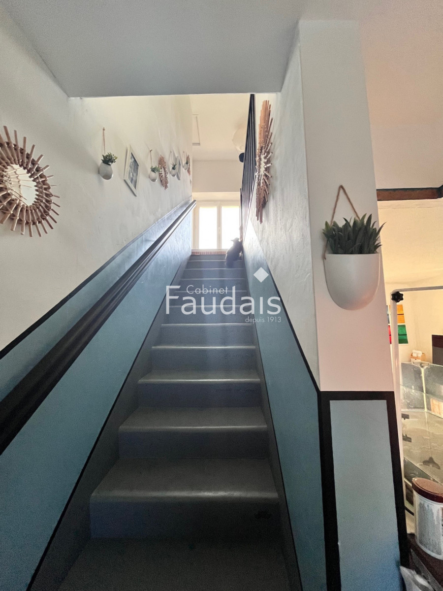 
                                                Vente
                                                 MAISON DE VILLE TORIGNY-TRAVAUX RECENTS