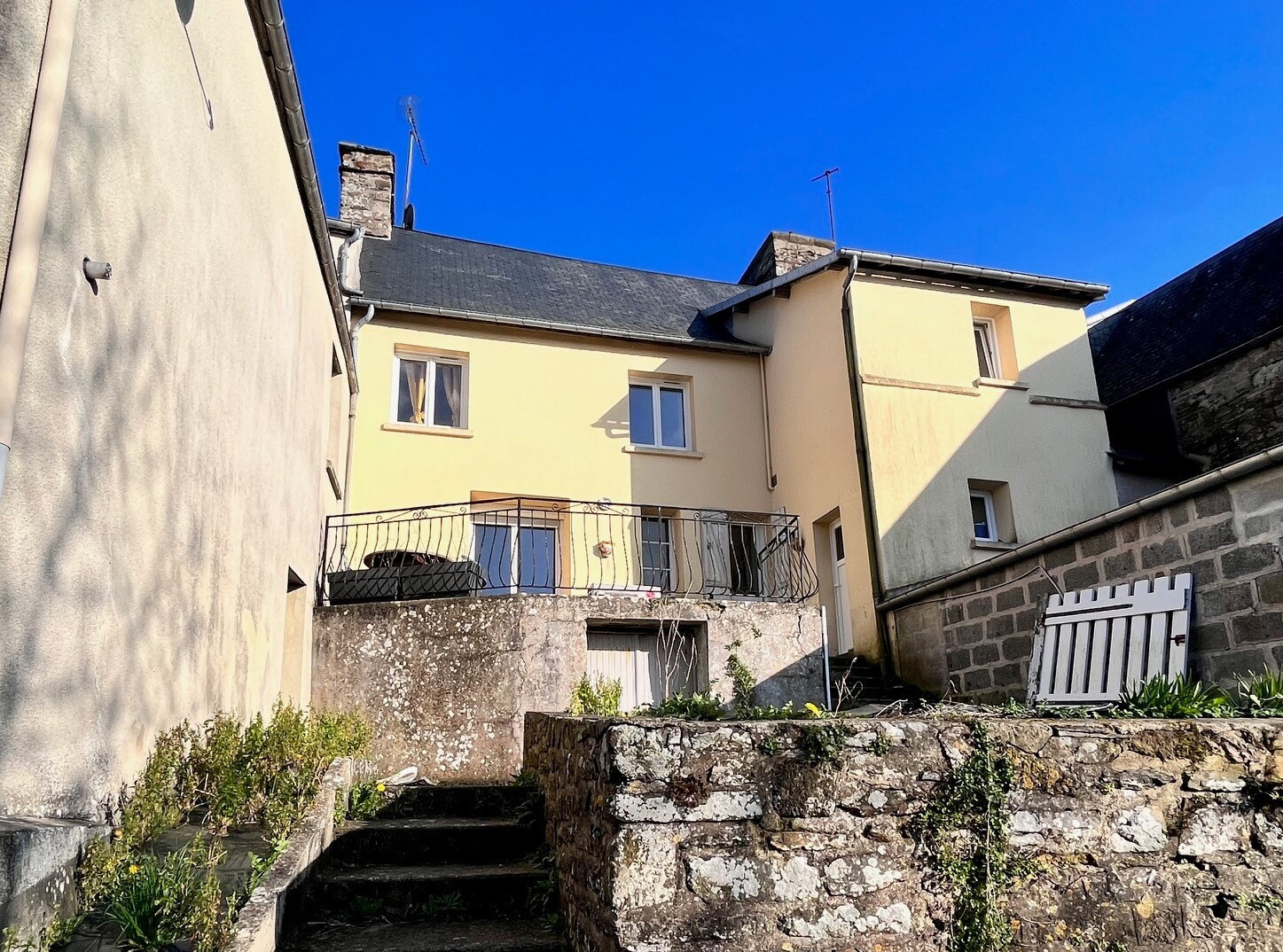 
                                                Vente
                                                 MAISON DE VILLE TORIGNY-TRAVAUX RECENTS