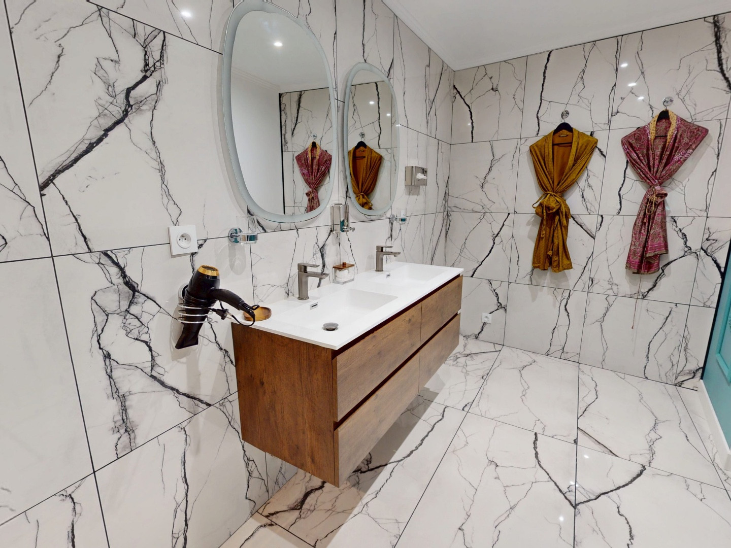 
                                                Vente
                                                 Maison D'Hôtes 200m2 - Jardin Public