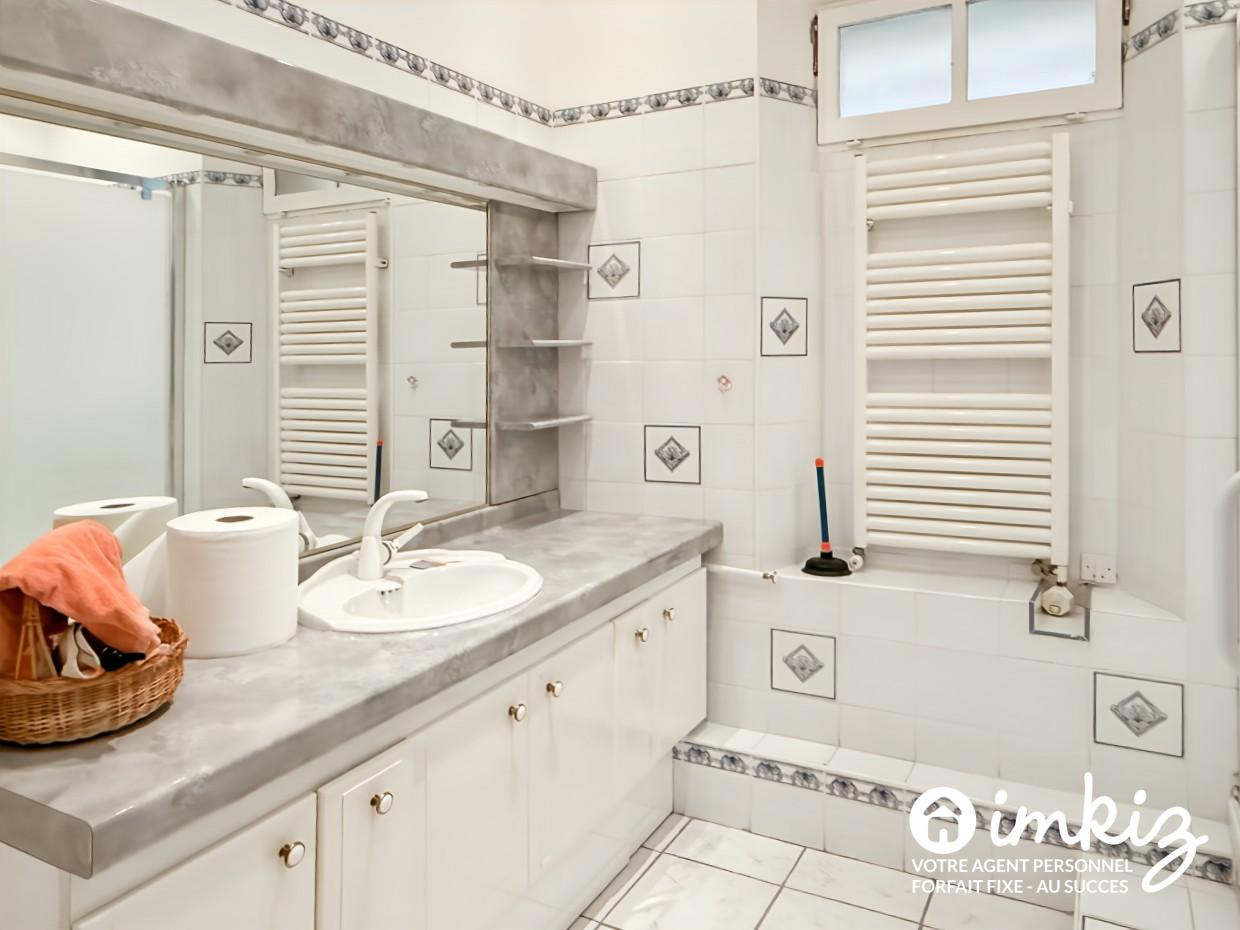
                                                Vente
                                                 Maison divisé en 2 appartements avec piscine