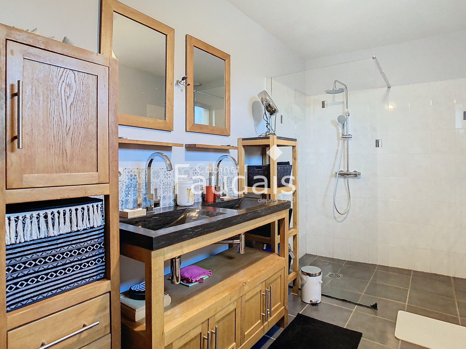 
                                                Vente
                                                 Maison en pierre avec grand terrain CONDE SUR VIRE