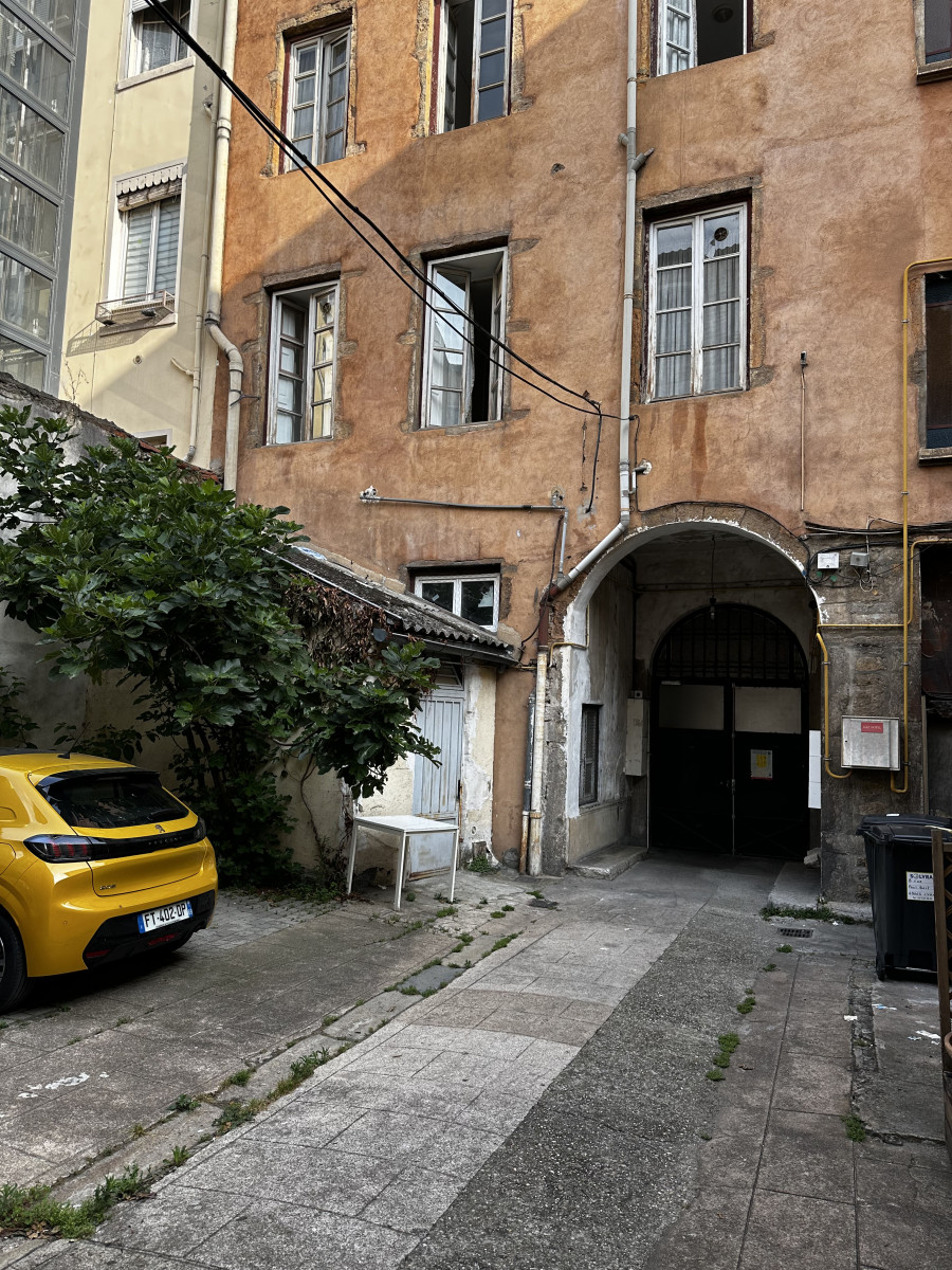 
                                                Vente
                                                 MAISON EN PIERRE EN COUR D’IMMEUBLE - AIRBNB / LOVEROOM / COURTE DURÉE