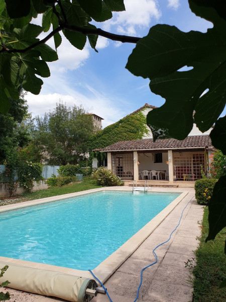 
                                                Vente
                                                 MAISON EN PIERRES BLANCHES AVEC JARDIN ET PISCINE