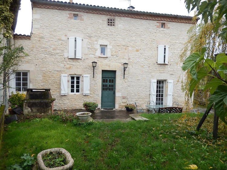 
                                                Vente
                                                 MAISON EN PIERRES BLANCHES AVEC JARDIN ET PISCINE