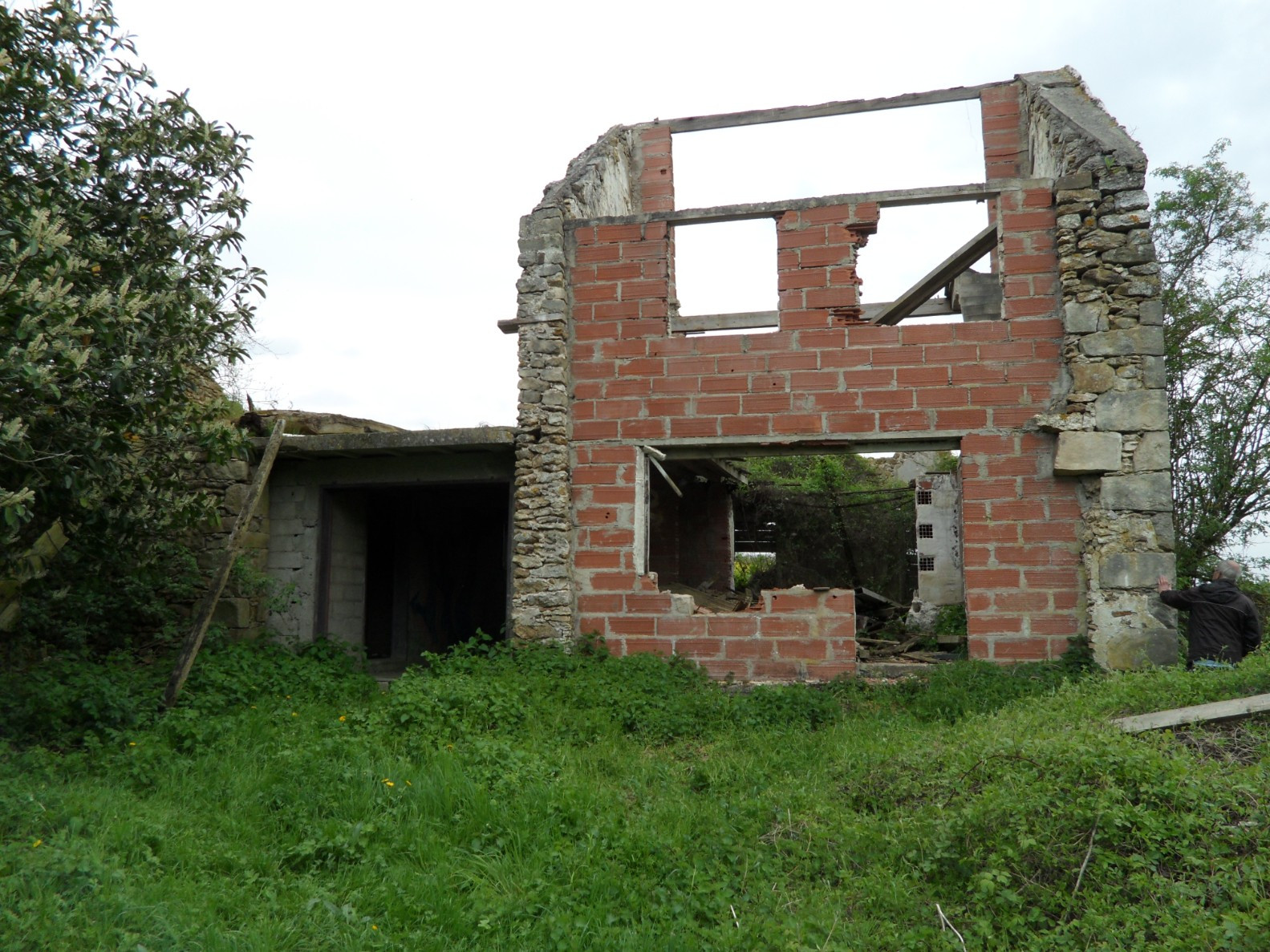 
                                                Vente
                                                 Maison en ruine de 300m2 sur Terrain de 8000m2