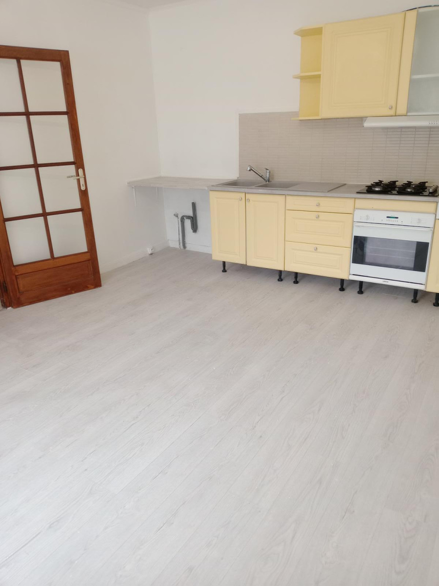 
                                                Location
                                                 Maison entièrement rénovée avec jardin de 590 m²