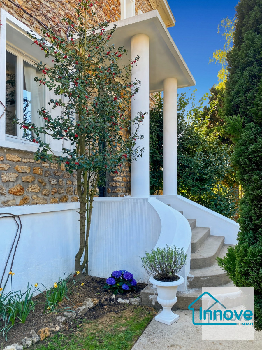 
                                                Vente
                                                 MAISON FAMILIALE - 203 m²-7 chambres