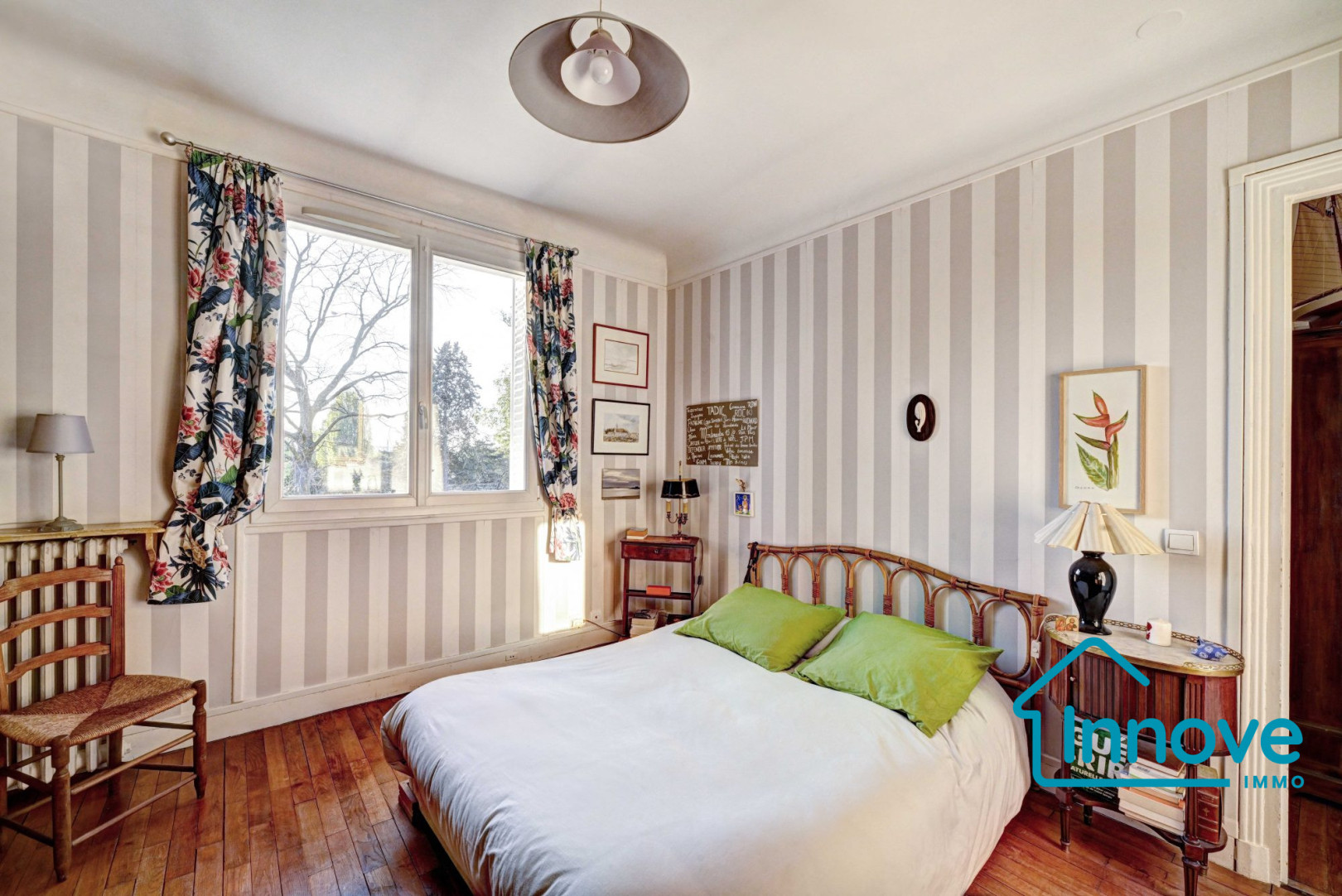 
                                                Vente
                                                 MAISON FAMILIALE - 203 m²-7 chambres