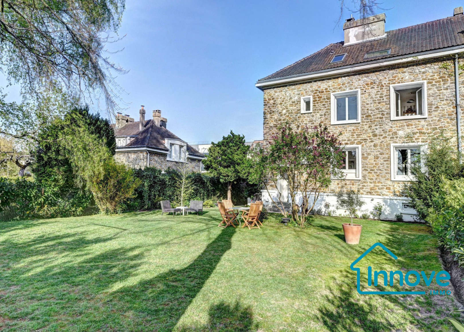 
                                                Vente
                                                 MAISON FAMILIALE - 203 m²-7 chambres