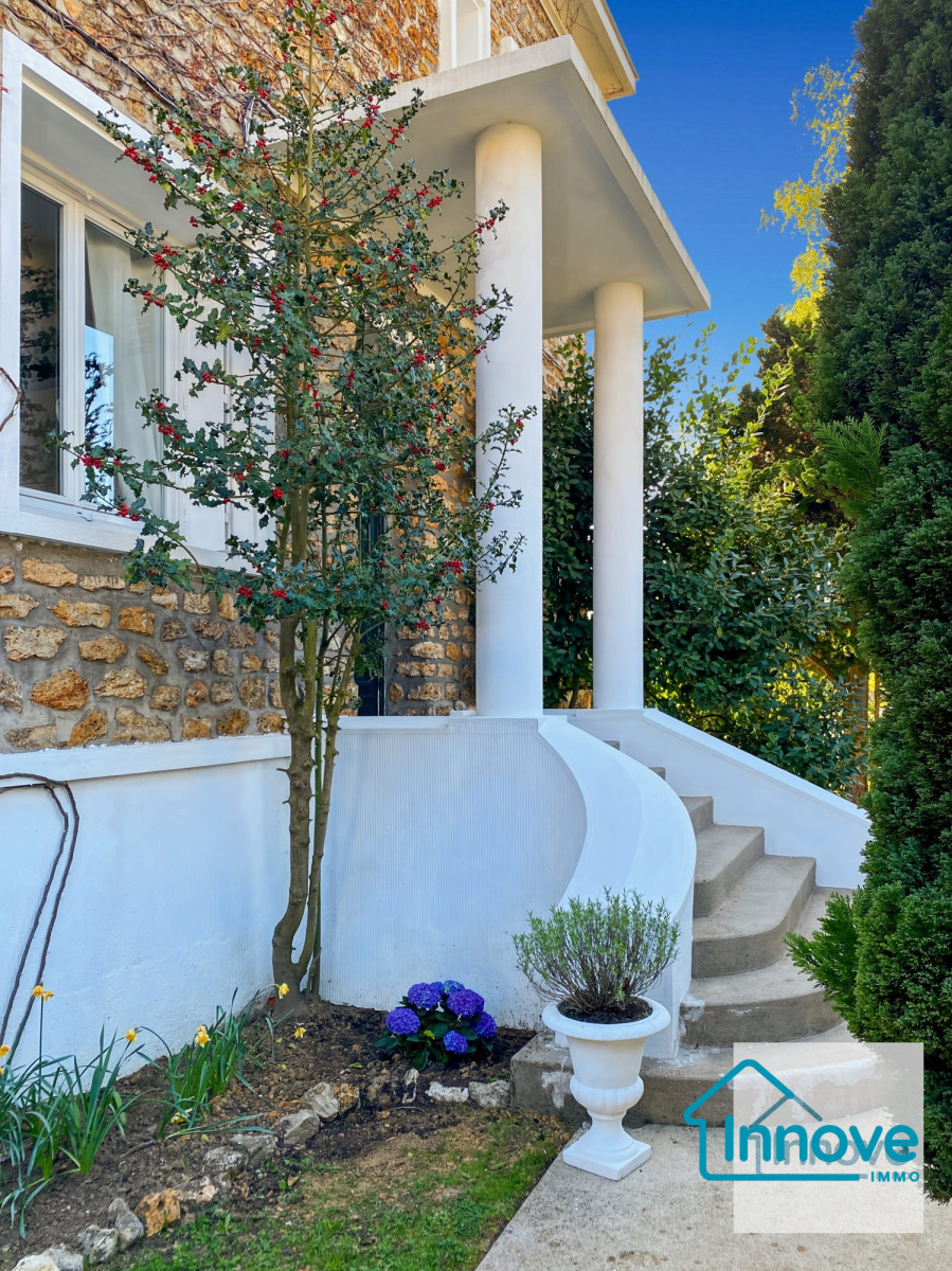 
                                                Vente
                                                 MAISON FAMILIALE - 203 m²-7 chambres