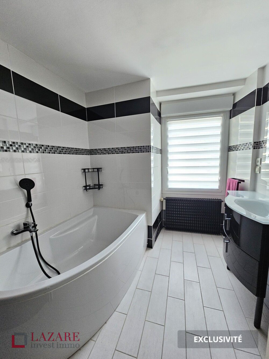 
                                                Vente
                                                 Maison familiale 3/4 chambre avec dépendances