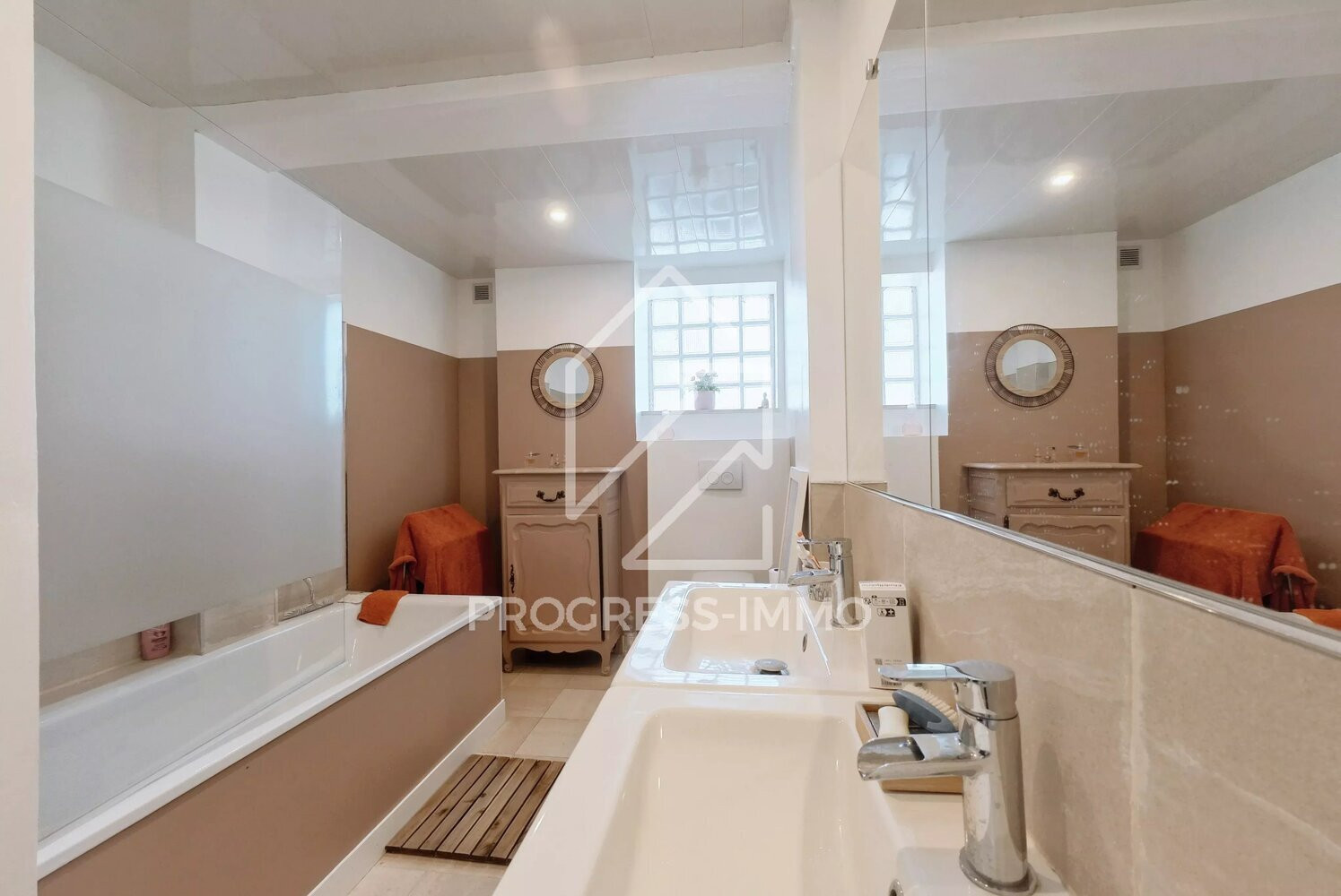 
                                                Vente
                                                 Maison familiale 5 chambres, 140m² sur 398m²