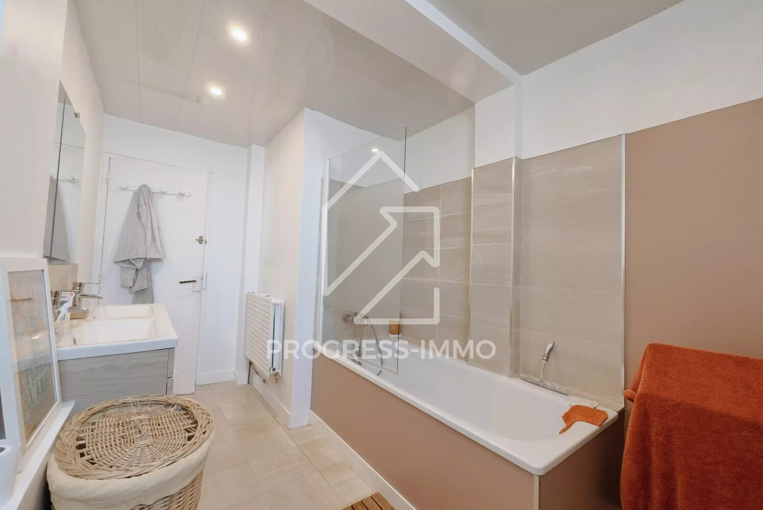 
                                                Vente
                                                 Maison familiale 5 chambres, 140m² sur 398m²
