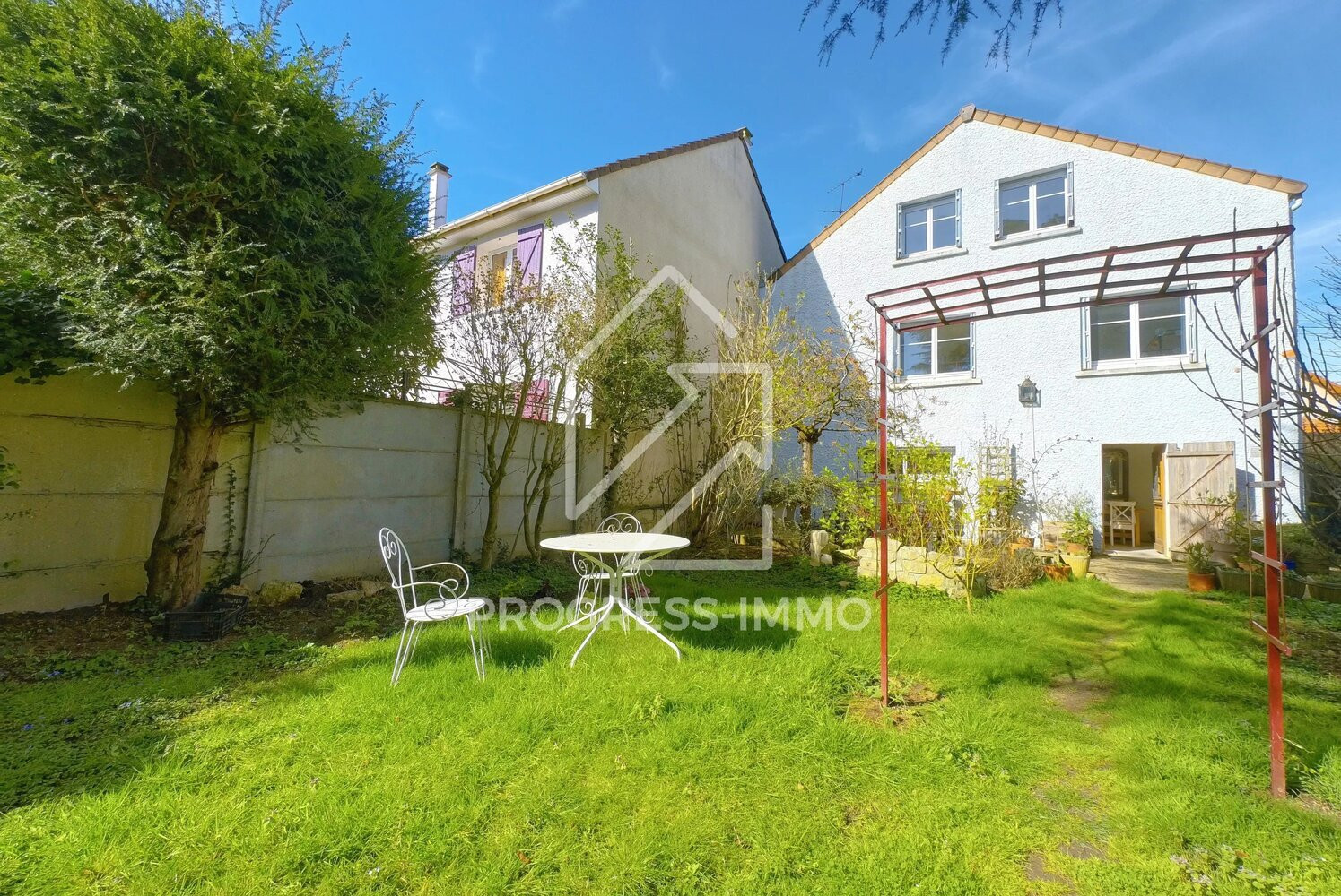 
                                                Vente
                                                 Maison familiale 5 chambres, 140m² sur 398m²