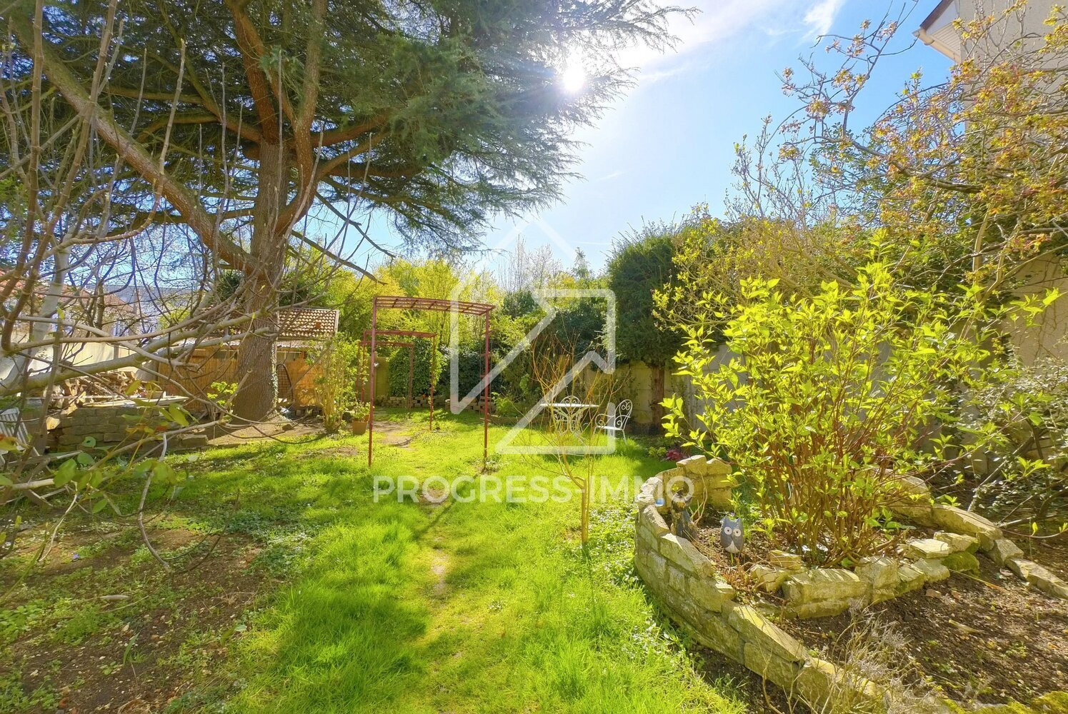 
                                                Vente
                                                 Maison familiale 5 chambres, 140m² sur 398m²