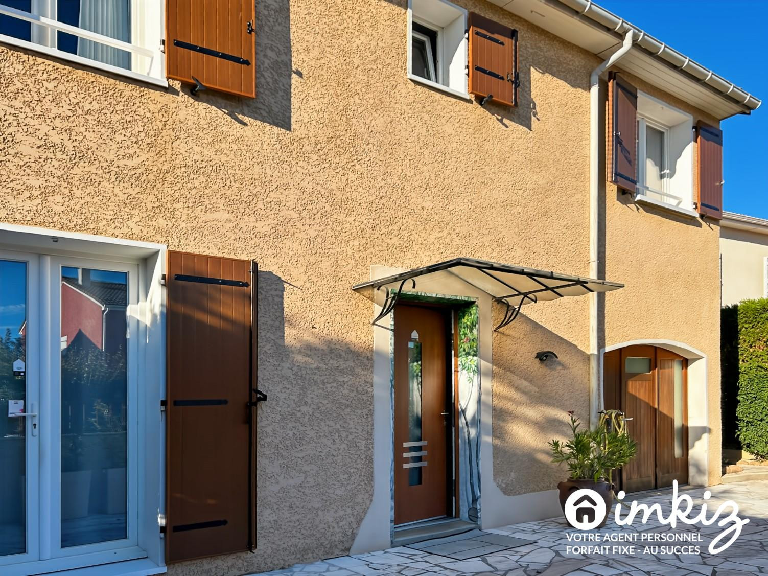 
                                                Vente
                                                 Maison familiale 6 pièces avec piscine et garage