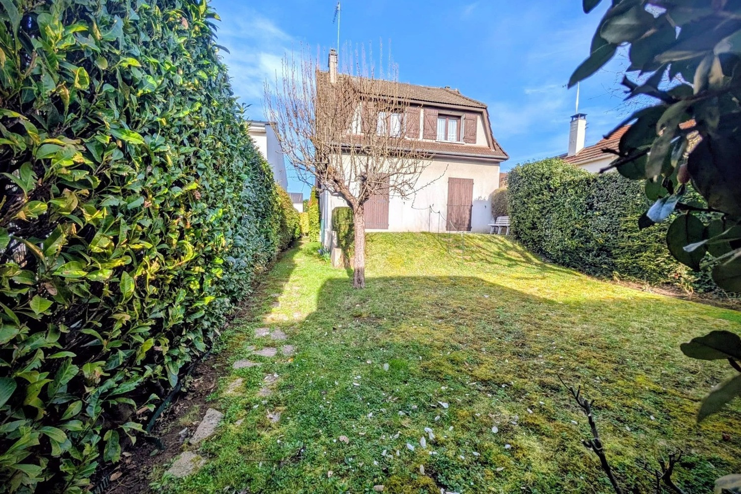 
                                                Vente
                                                 Maison familiale à Ormesson avec jardin et fort potentiel