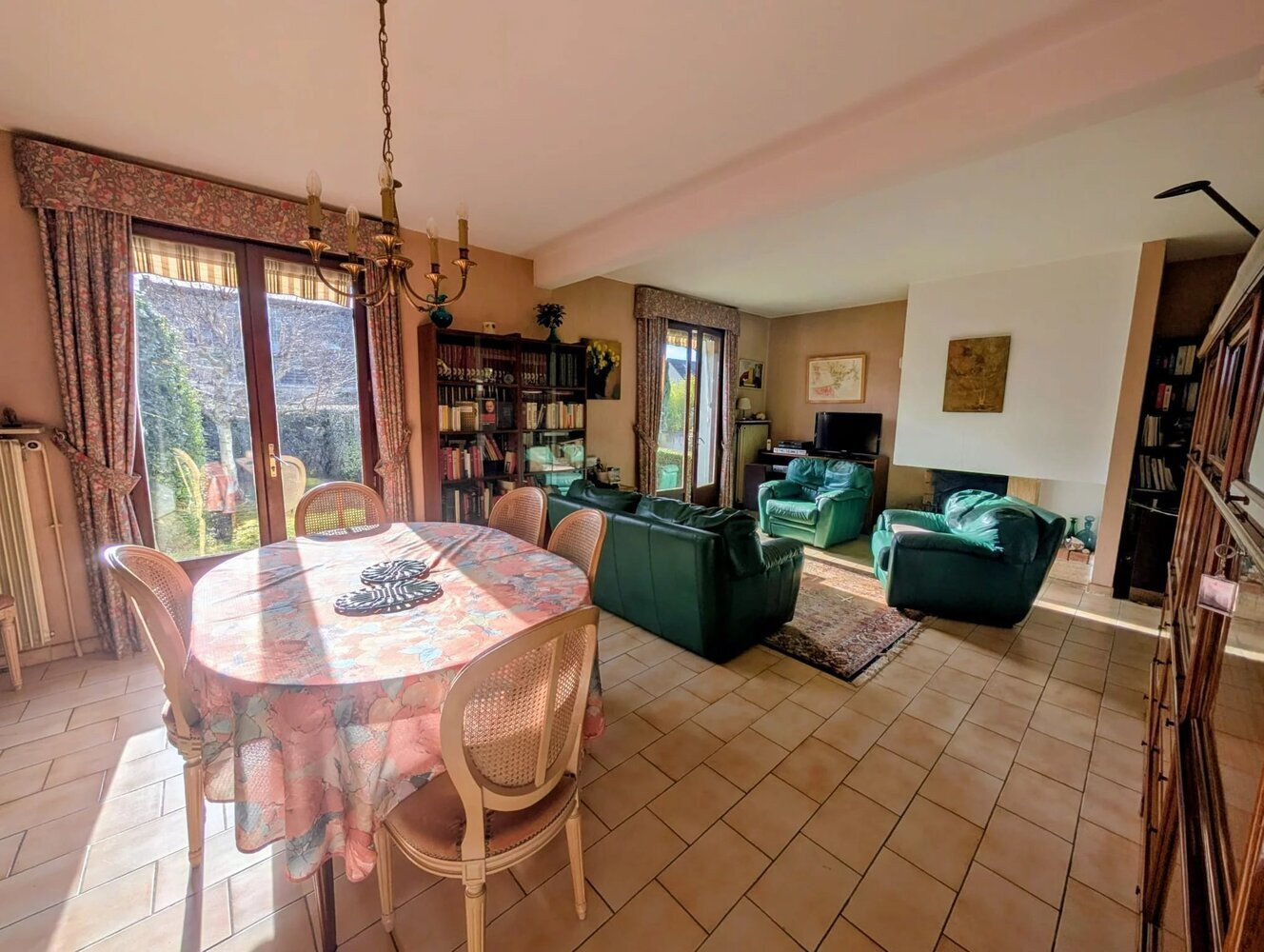 
                                                Vente
                                                 Maison familiale à Ormesson avec jardin et fort potentiel