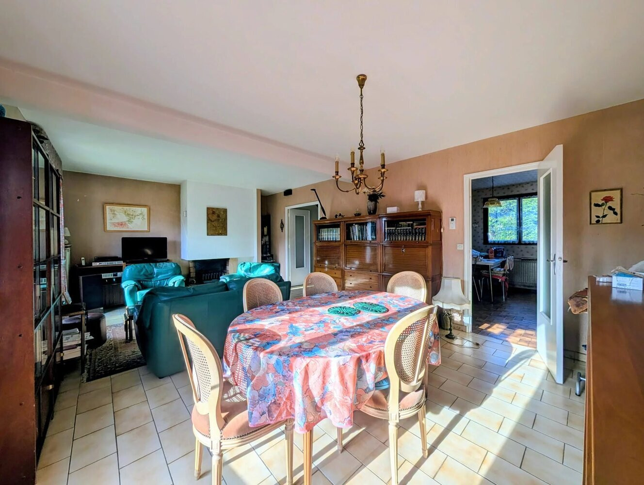 
                                                Vente
                                                 Maison familiale à Ormesson avec jardin et fort potentiel