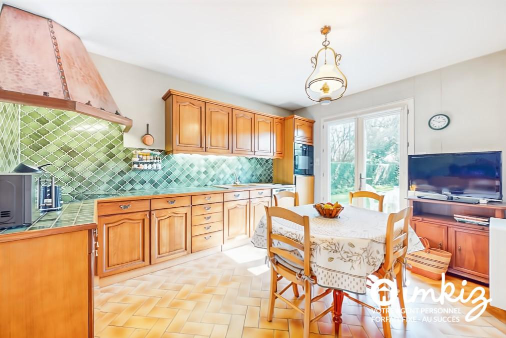 
                                                Vente
                                                 Maison familiale avec beau jardin paysagé