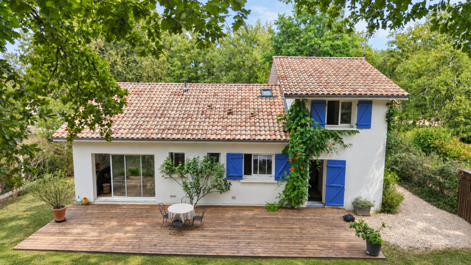 
                                                Vente
                                                 Maison familiale avec jardin arboré