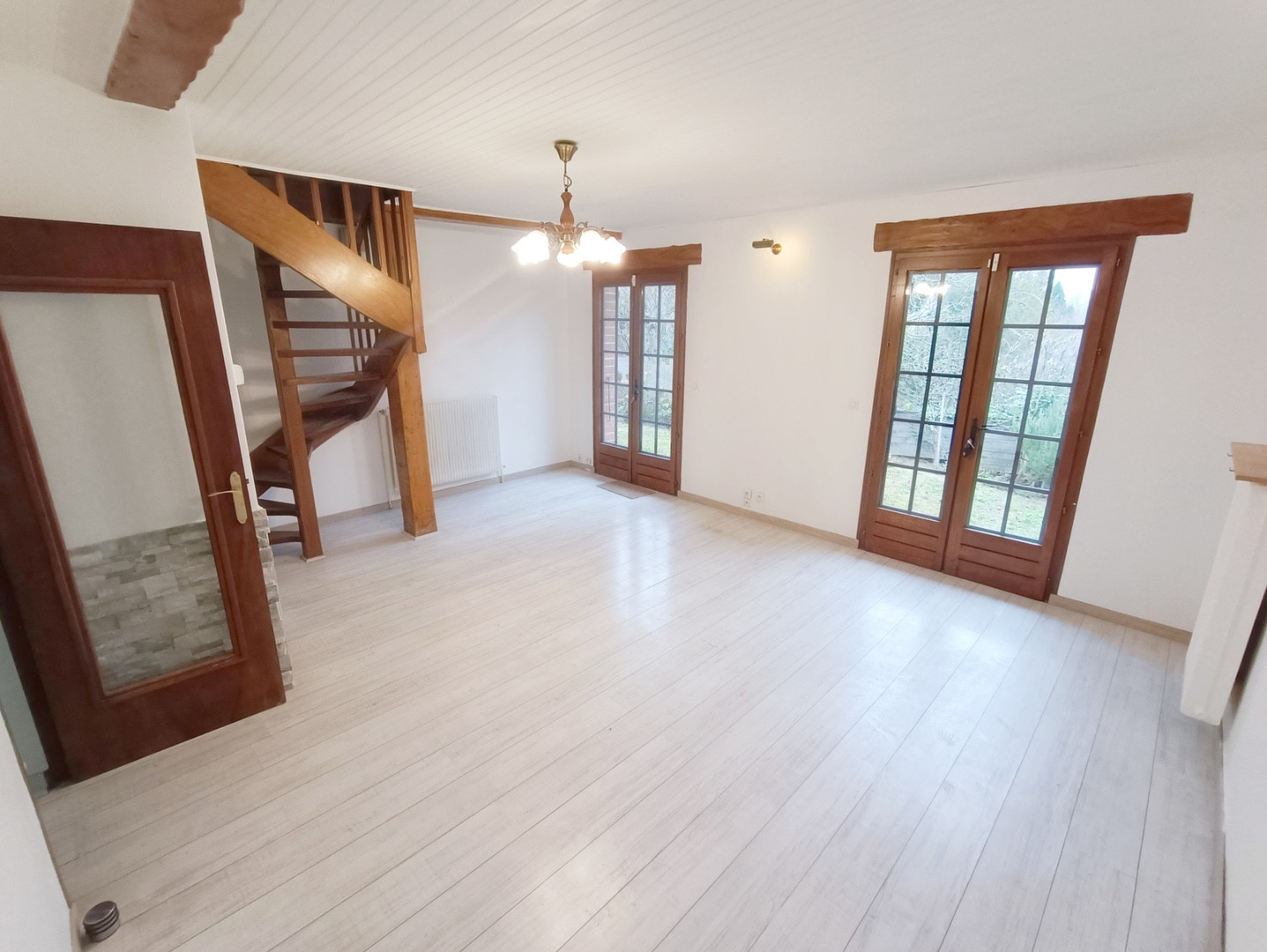 
                                                Location
                                                 Maison familiale avec jardin et stationnement