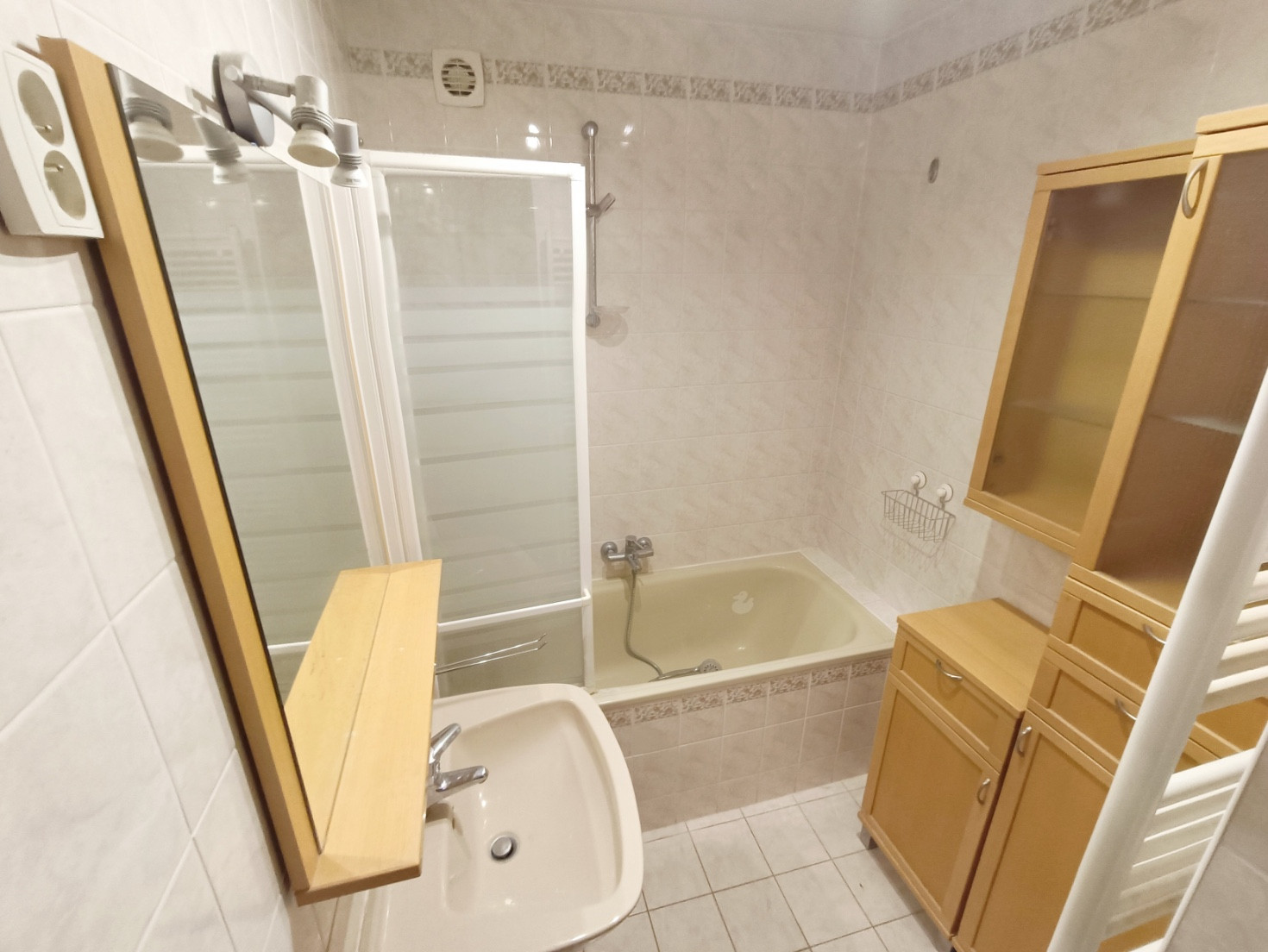 
                                                Location
                                                 Maison familiale avec jardin et stationnement