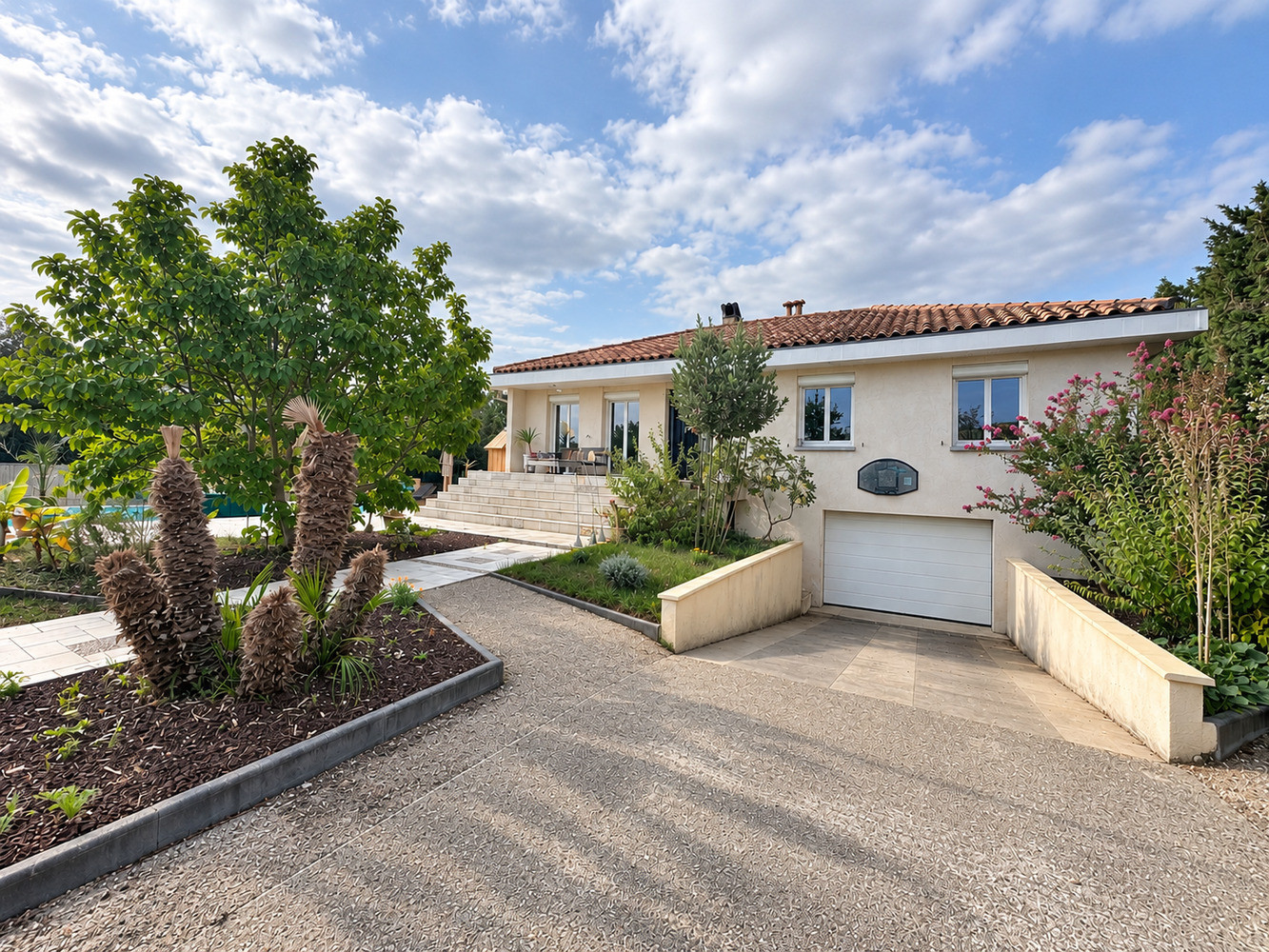 
                                                Vente
                                                 Maison familiale avec piscine et garage