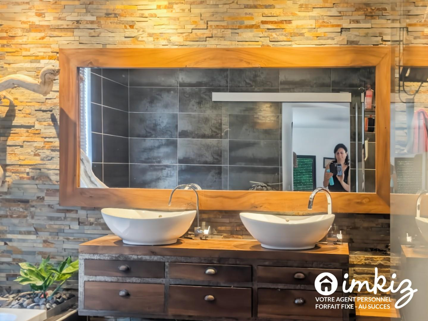 
                                                Vente
                                                 Maison familiale avec piscine et vue d’exception