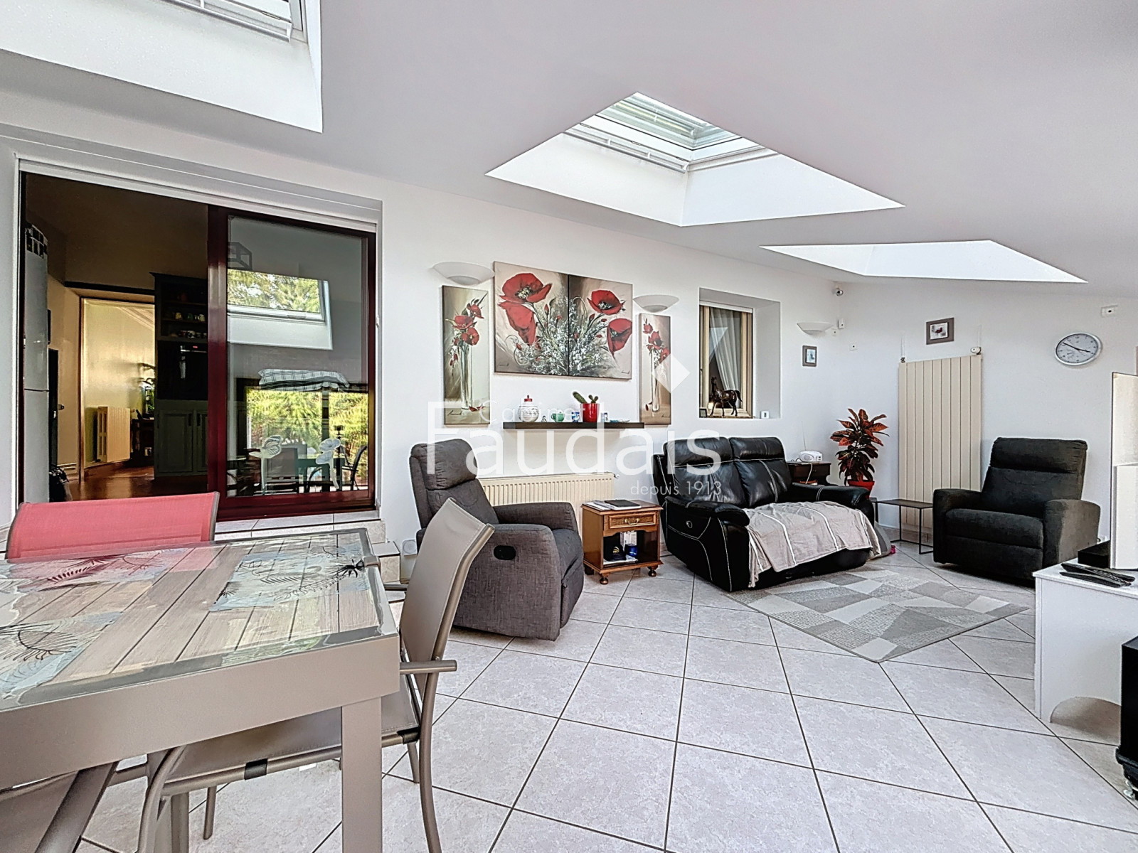 
                                                Vente
                                                 Maison familiale  avec véranda et vue dégagée à Cerisy-la-Fo