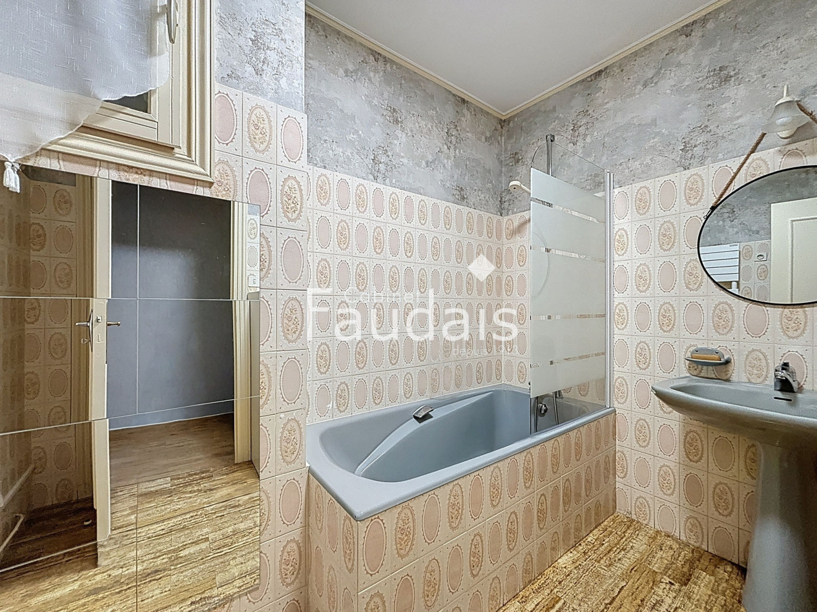 
                                                Vente
                                                 Maison familiale  avec véranda et vue dégagée à Cerisy-la-Fo