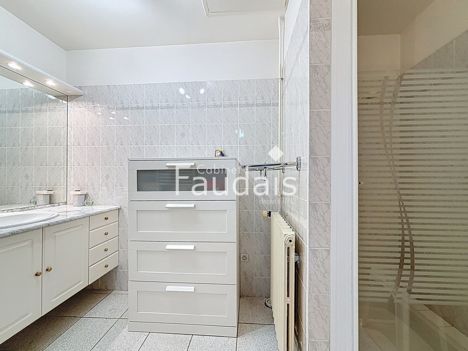 
                                                Vente
                                                 Maison familiale  avec véranda et vue dégagée à Cerisy-la-Fo