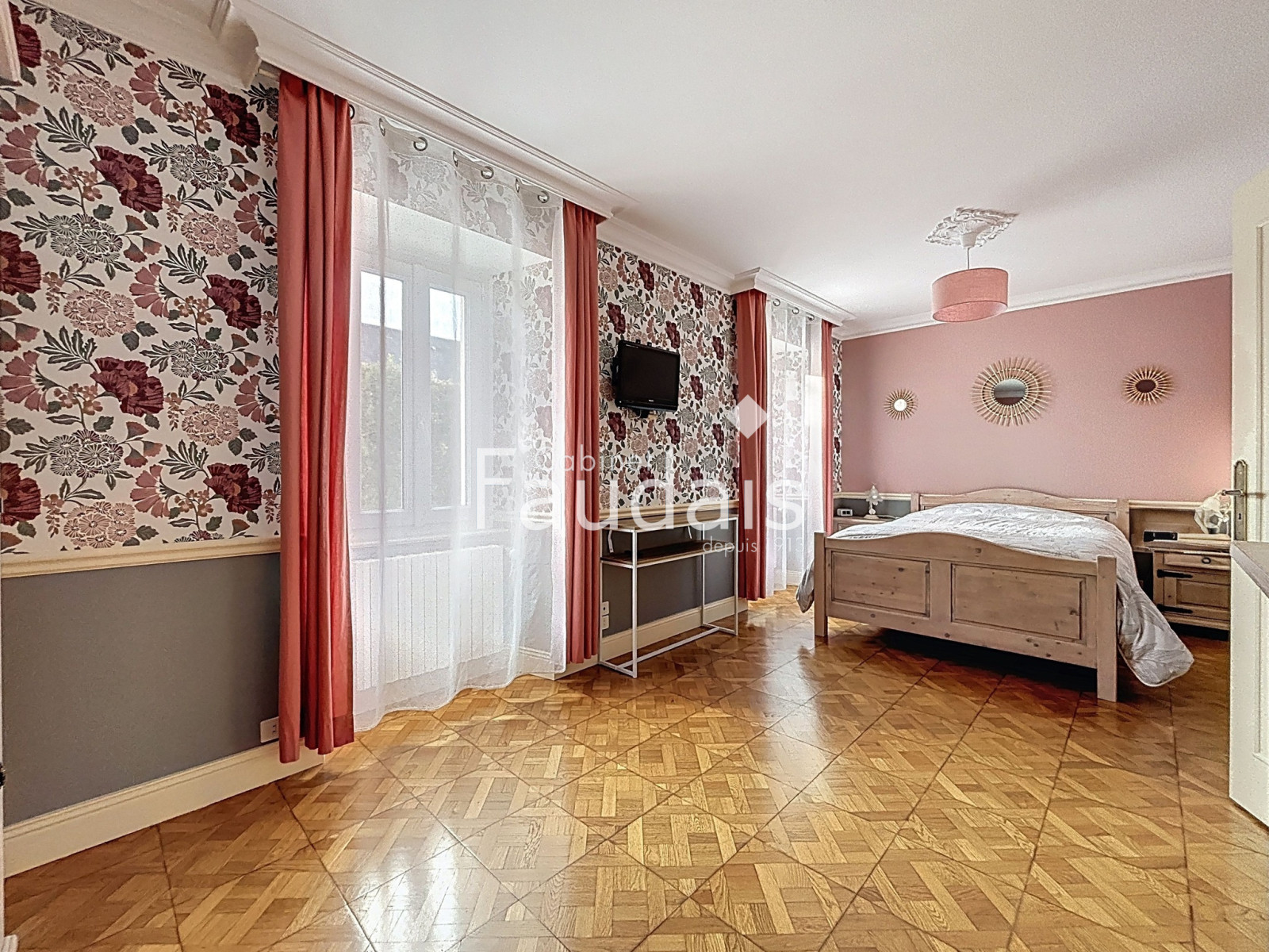 
                                                Vente
                                                 Maison familiale  avec véranda et vue dégagée à Cerisy-la-Fo